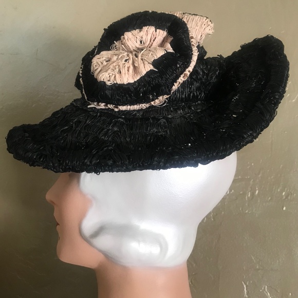 LOVELY 1930s\' SOFT BLACK & LIGHT PINK TILT HAT TRIMMED WITH STRAW \
